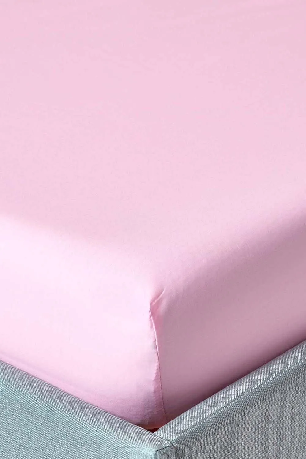 Homescapes Egyptian Cotton Deep Fitted Sheet 18 inch 200 Thread Count in Pink 1