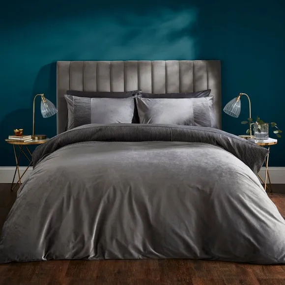 Liliana Pleated Luxury Velvet Duvet Cover and Pillowcase Set 1