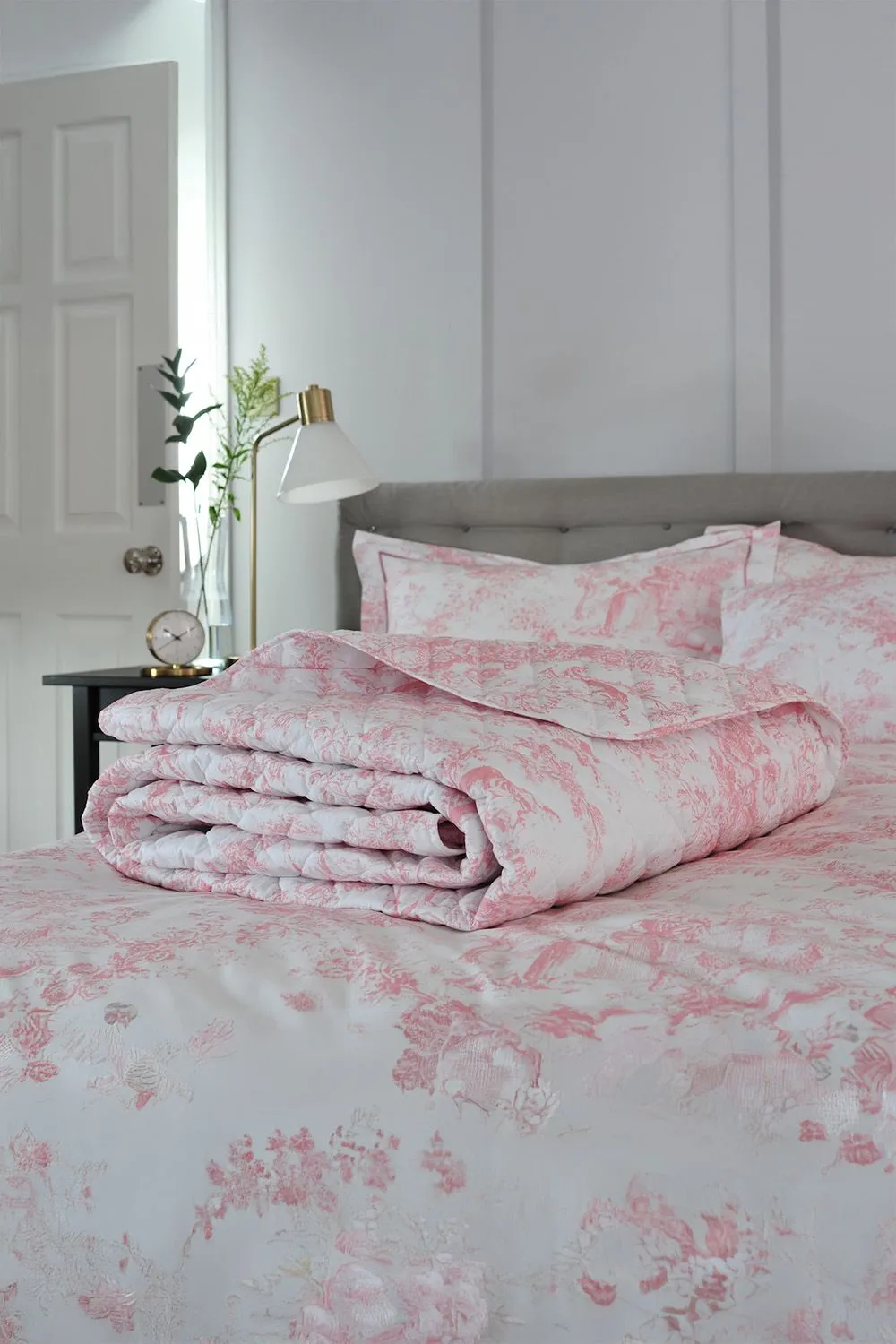 The Lyndon Company Toile De Jouy Luxurious 200 Thread Count 100% Cotton Bedspread in Pink