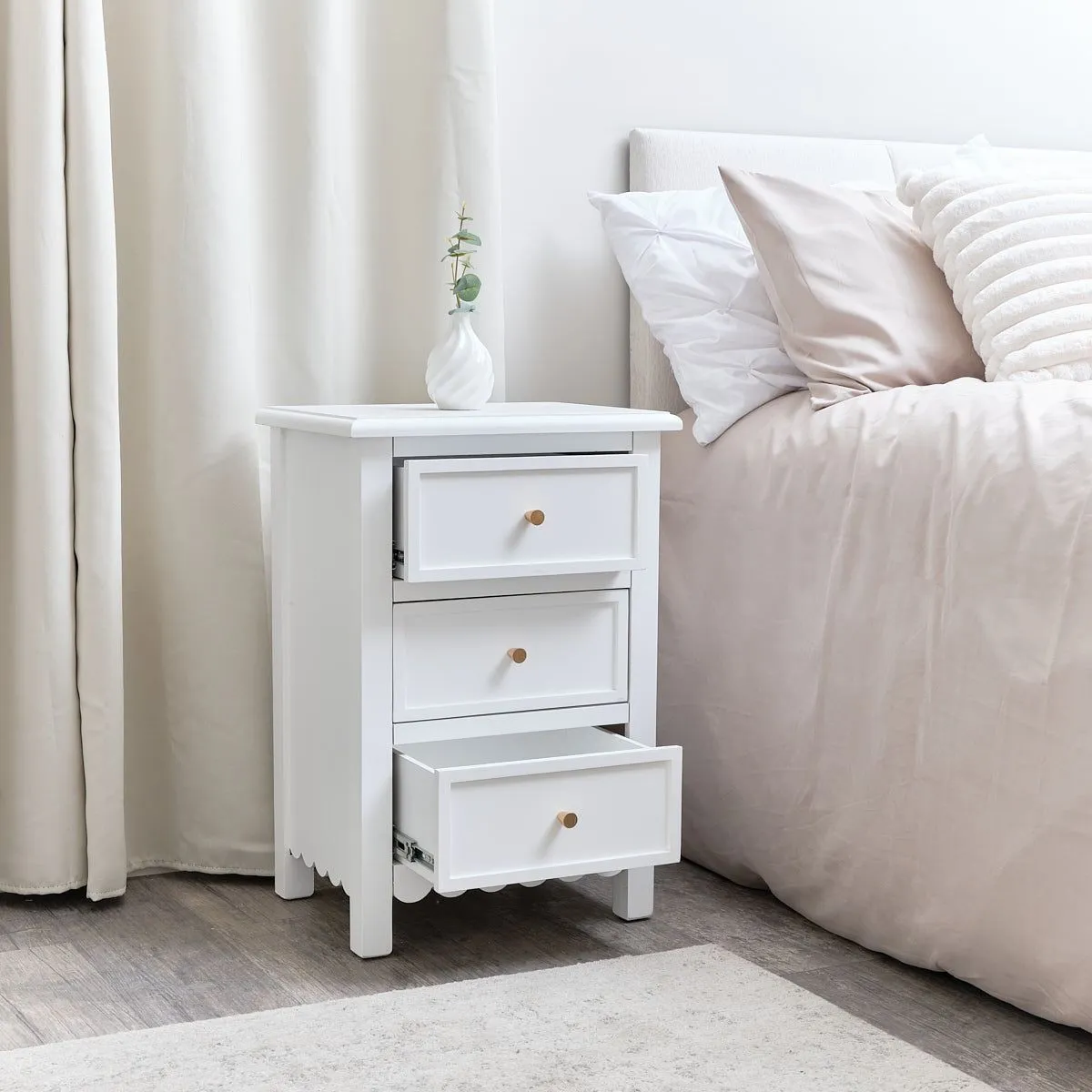 Melody Maison Large Scalloped 3 Drawer Chest Of Drawers & Pair Of Bedside Tables - Staunton White Range in Taupe 2