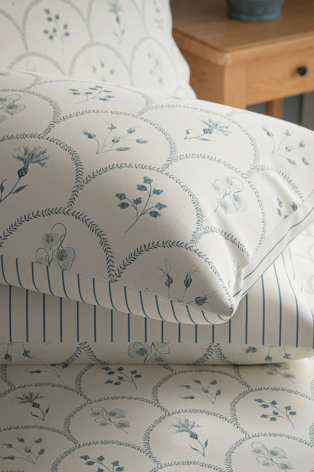 Sanderson 'Summer Scallop' Cotton Duvet Cover Set in Indigo 5