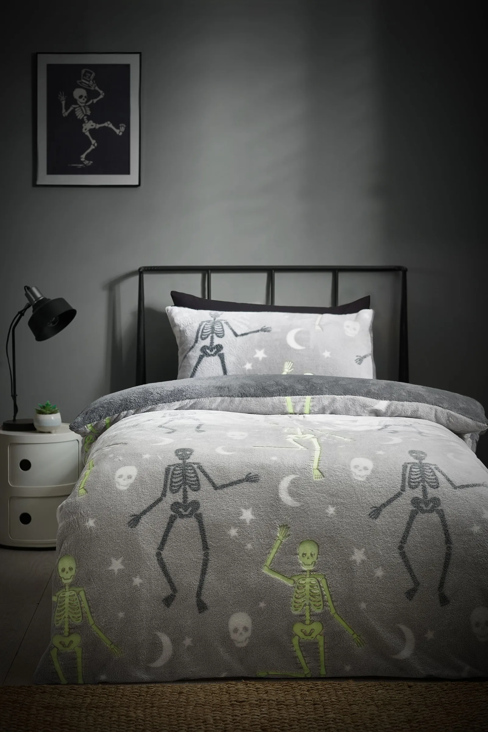 Catherine Lansfield Halloween Skeleton Fleece Glow in the Dark Duvet Cover Set in Grey 2