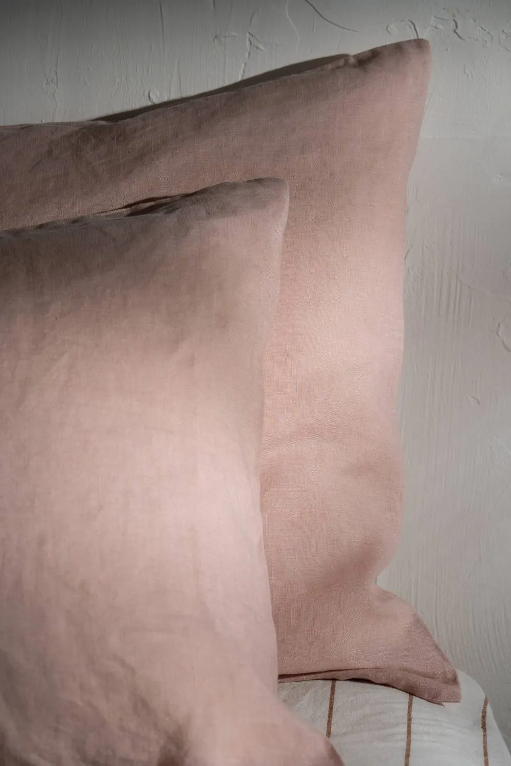 Soak&Sleep Soft Pink French Linen Housewife Pillowcase Pair in Pale Pink