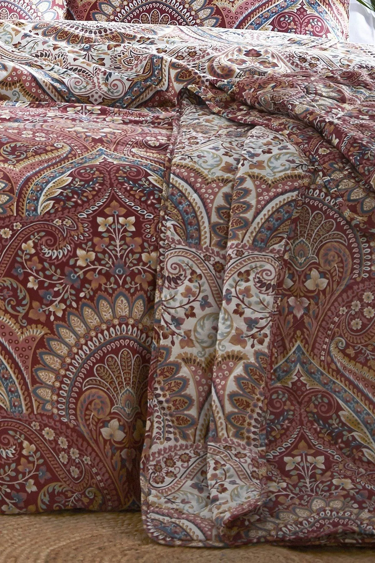 Dreams & Drapes 'Palais' Jacobean Damask Inspired Print Quilted Bedspread 4