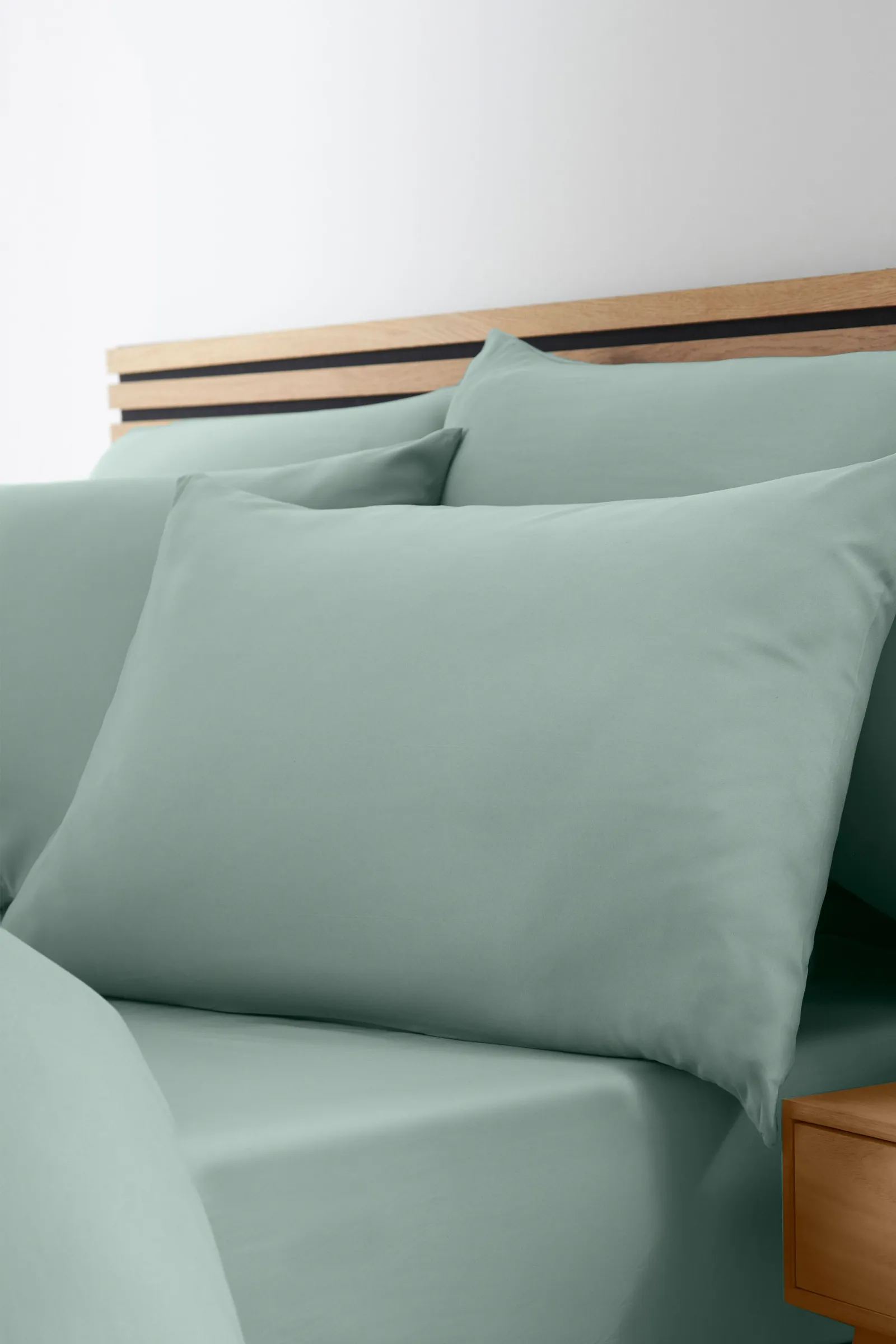 Catherine Lansfield So Soft Non Iron Fitted Sheet in Green 1