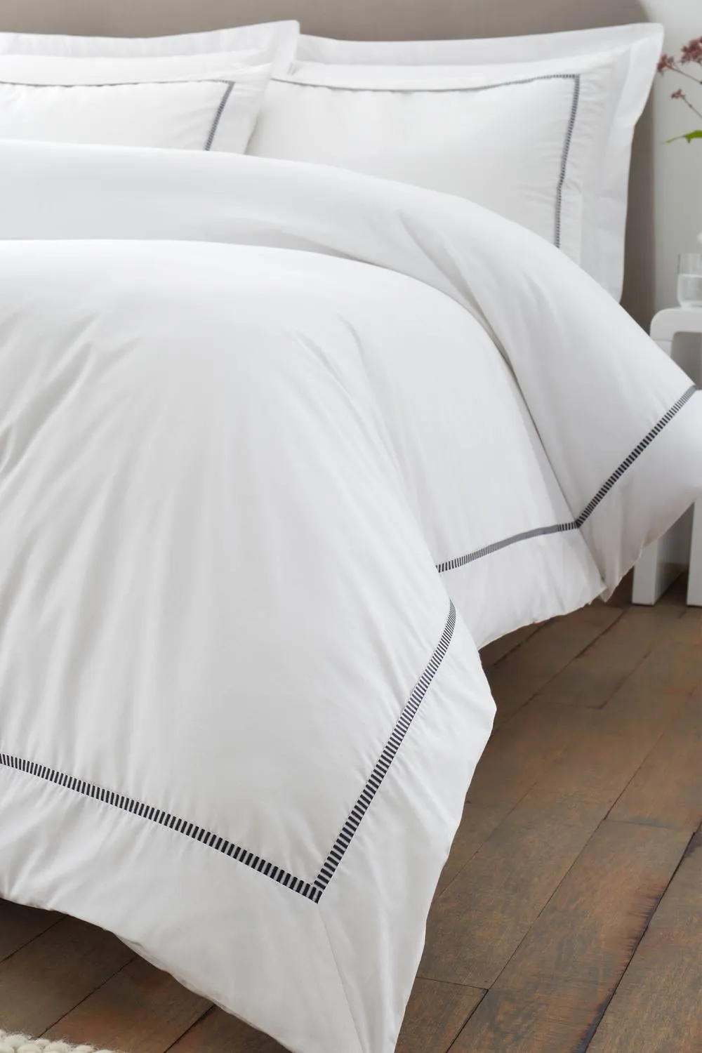Bianca Contrast Trim 200 Thread Count Cotton Duvet Cover Set in White 4