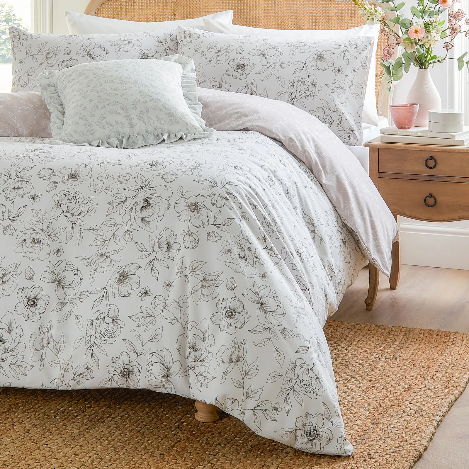 Wylder Bella Reversible Floral Duvet Cover Set in Natural 4