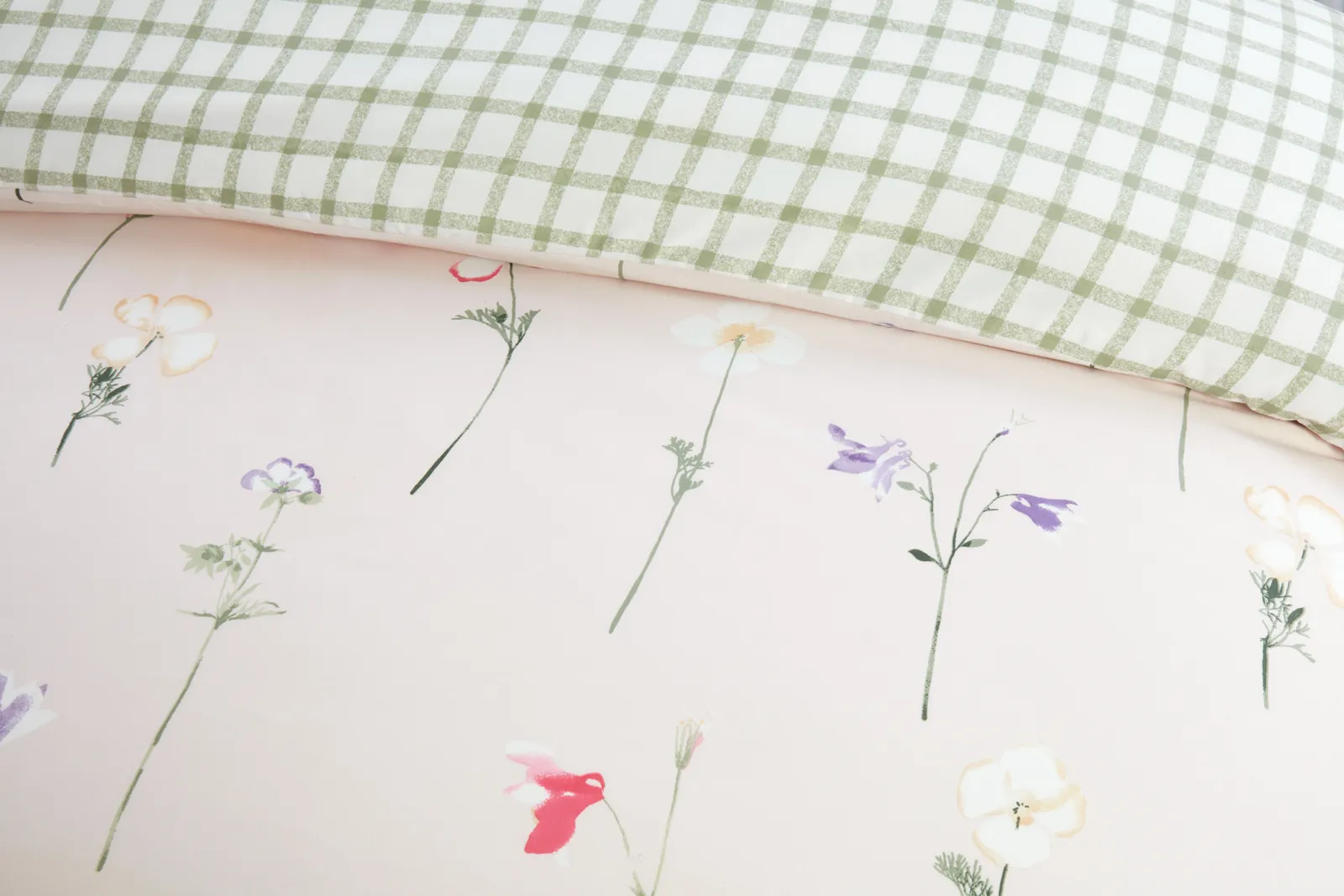 Rapport Home Niamh Floral Microfibre Complete Duvet Cover Set With Pillowcase in Pink 2