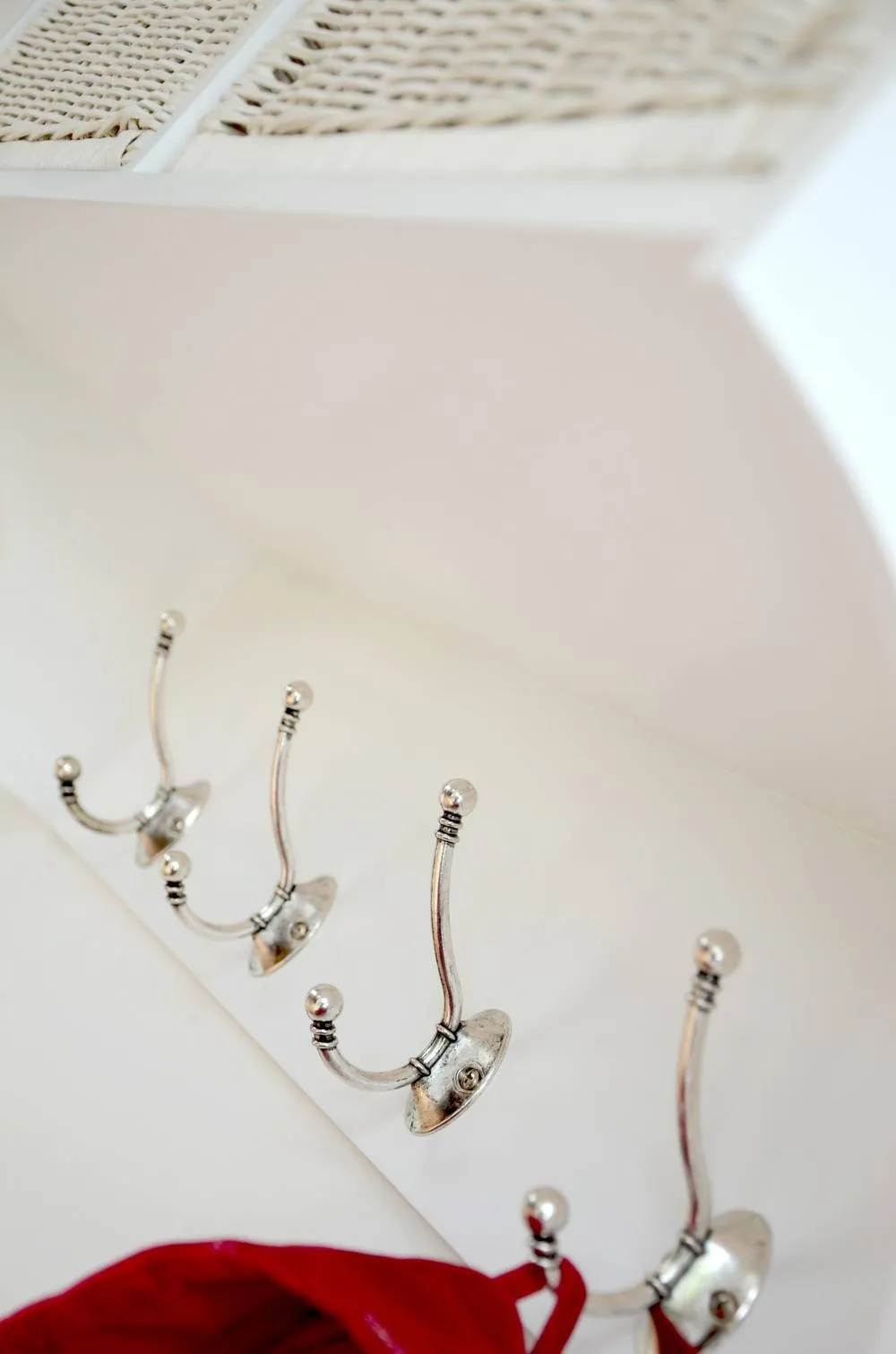 Statement Furniture Tetbury Small Hallway Coat Rack / Shelf with Wicker Storage Baskets in White 5