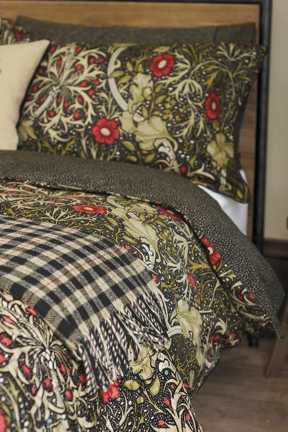 Morris & Co 'Morris Seaweed Cotton' Cover Set in Black 3