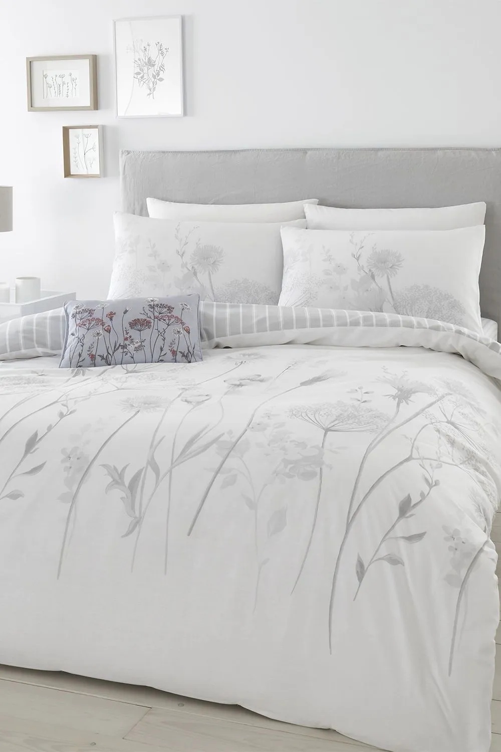Catherine Lansfield Meadowsweet Floral Duvet Set in White 1