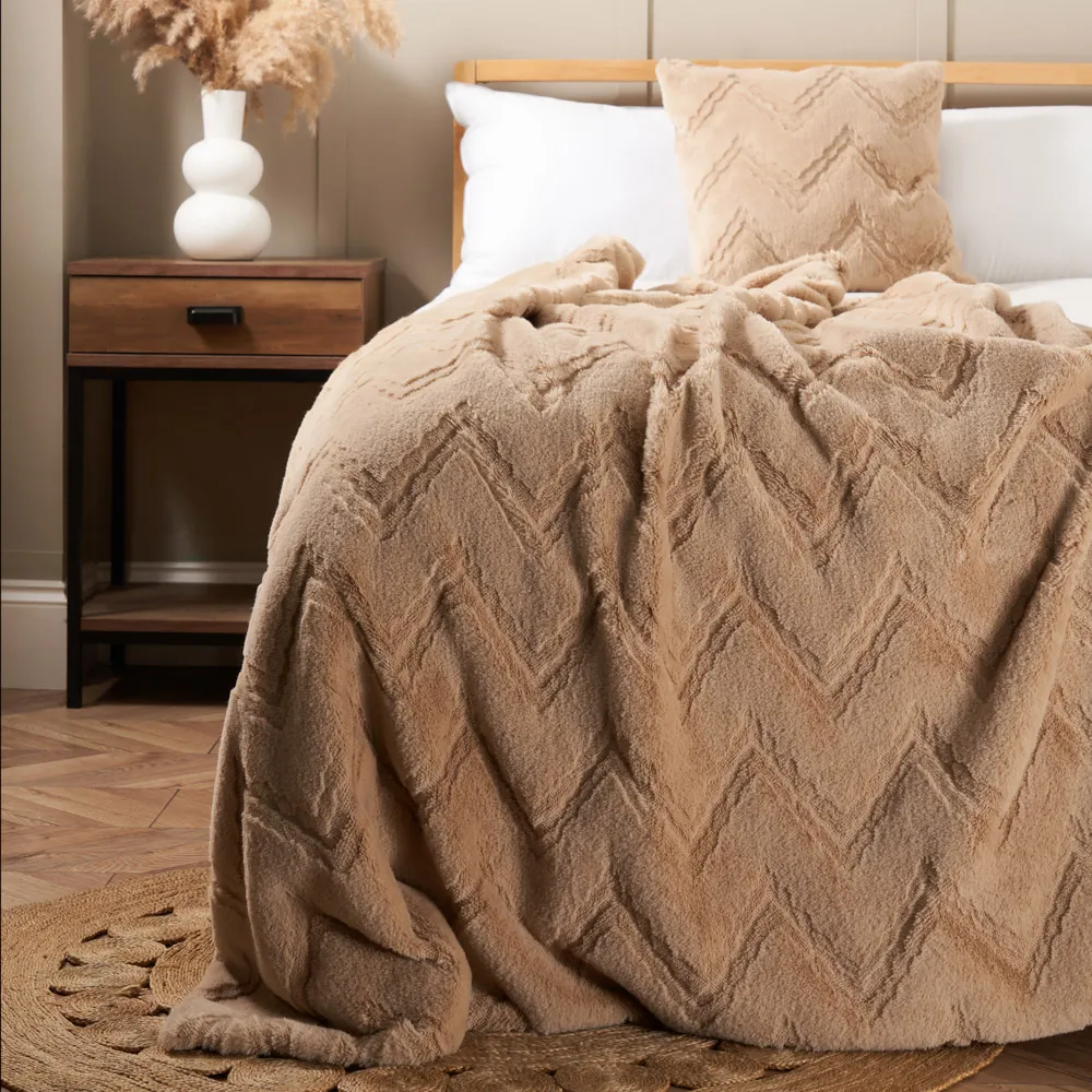 Chevron Faux Fur Throw, Natural 1