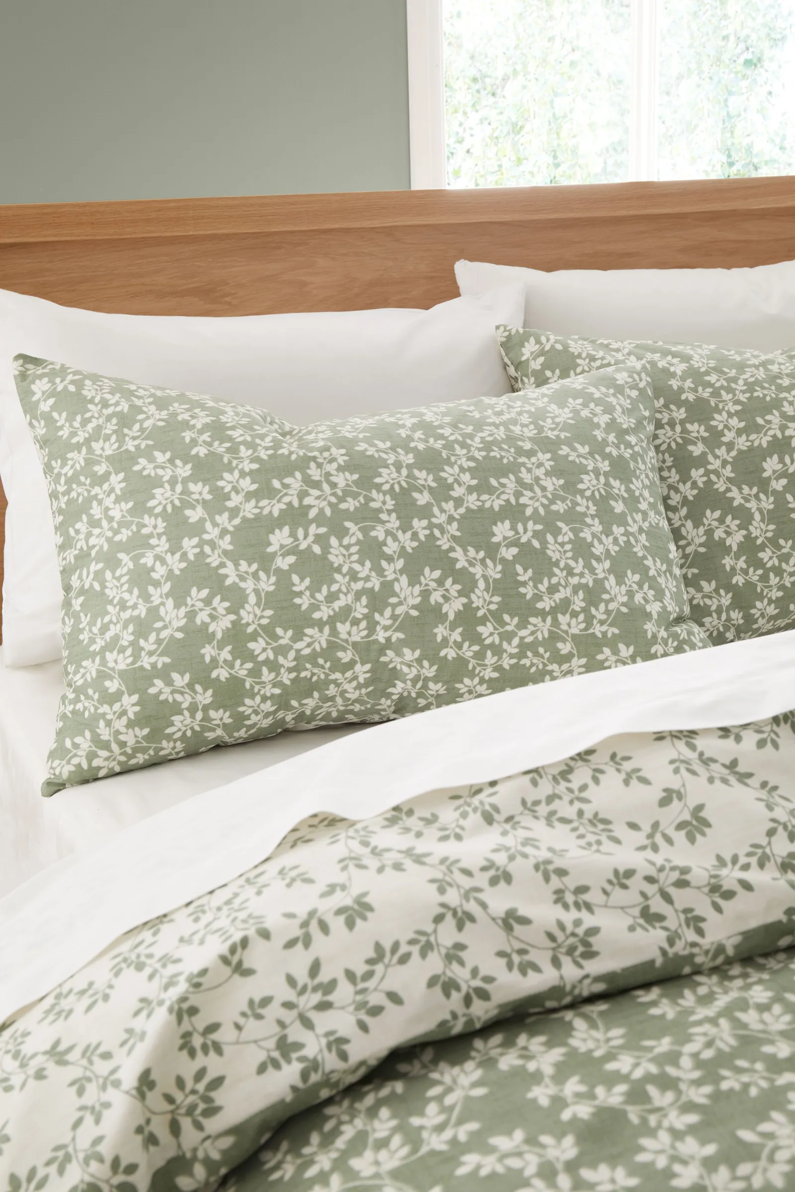 Bianca 'Shadow Leaves' 200TC Cotton Duvet Cover Set in Green 3