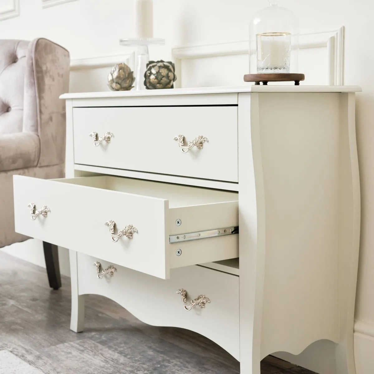 Melody Maison Large 3 Drawer Chest Of Drawers & Pair Of Bedside Tables - Elizabeth Ivory Range in Off-White 6