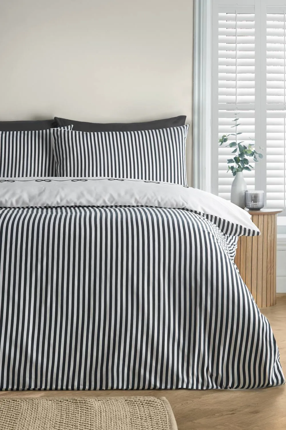Catherine Lansfield Bow Embroidery Duvet Cover Set in Black 2