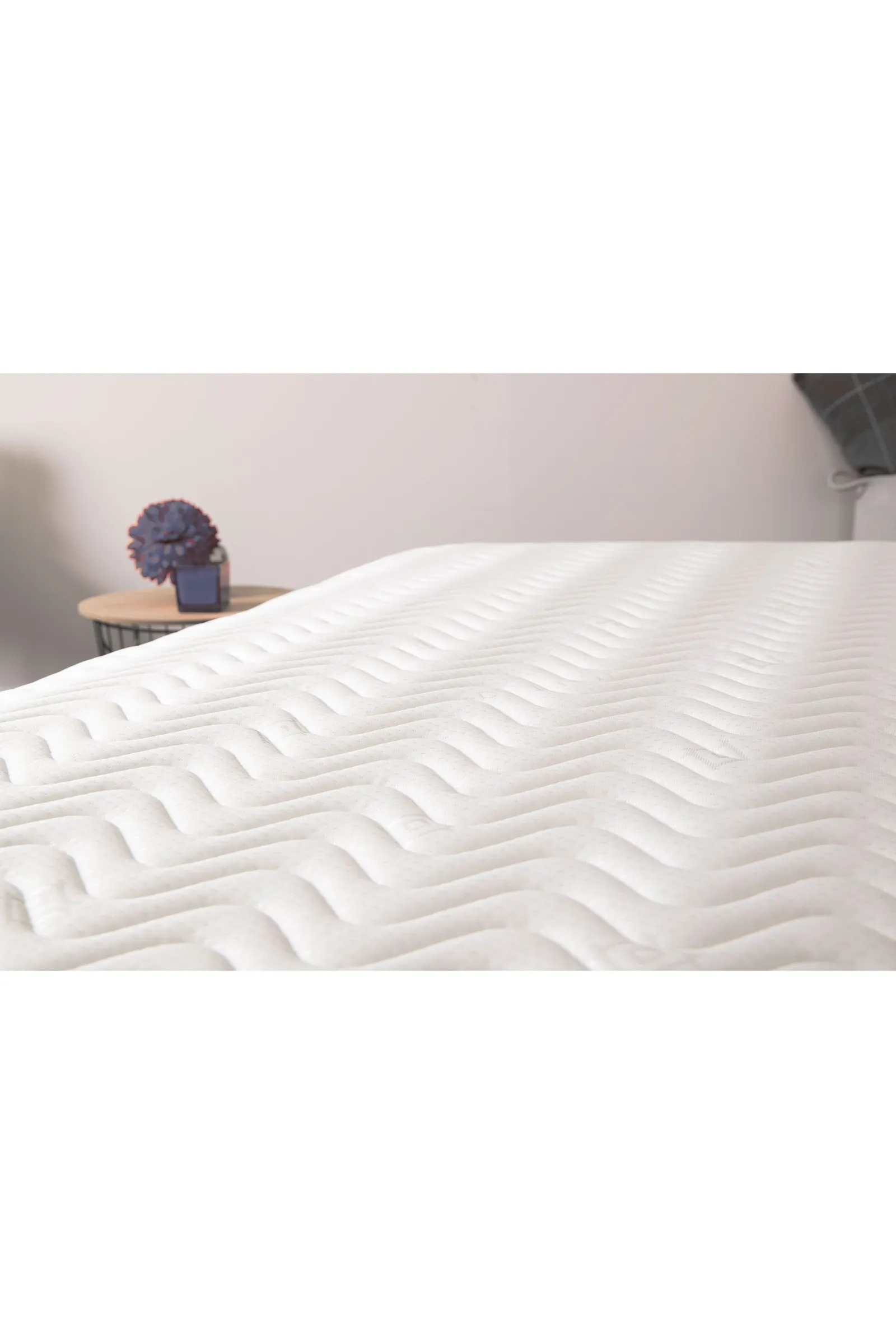 eXtreme Comfort Ltd Hybrid Memory Foam & Pinna-Coil Mattress Soft/Medium Comfort in White 4