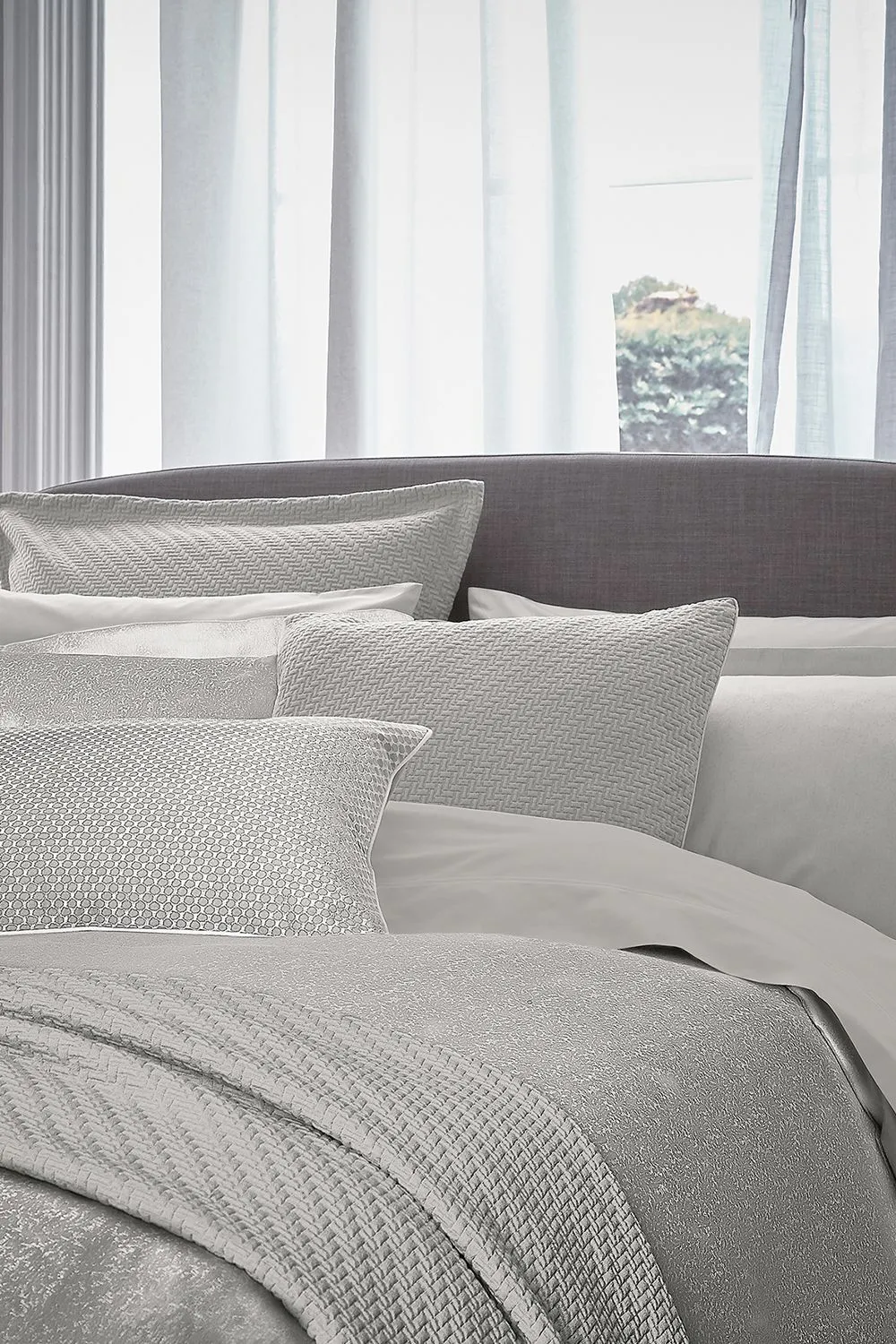 1951 'Tahra' Cotton Oxford Pillowcase in Silver 2