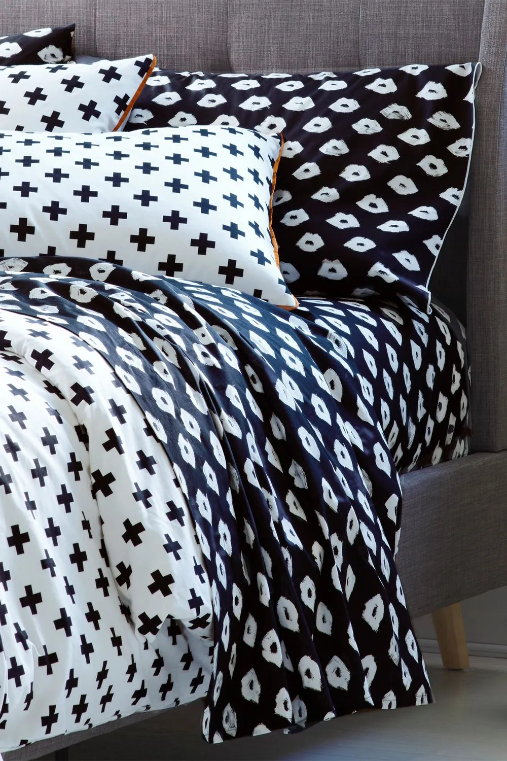 Martex Black 'Painted Lips' Fitted Sheet 2