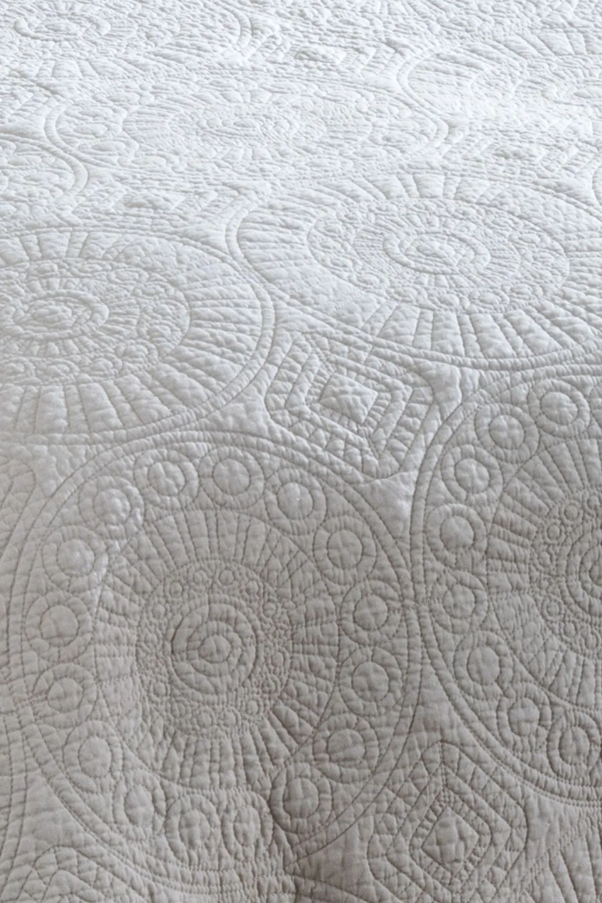 Soak&Sleep Quilted Cotton Bedspread in Light Grey 2