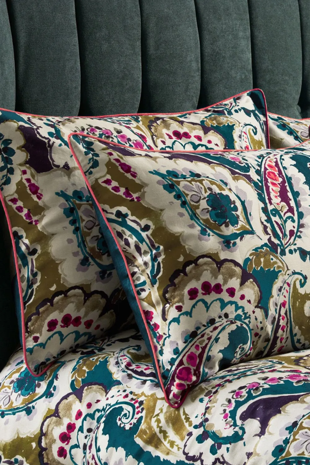 Edinburgh Weavers Aretha Paisley 200 TC Premium Cotton Sateen Piped Pair of Pillowcases in Teal