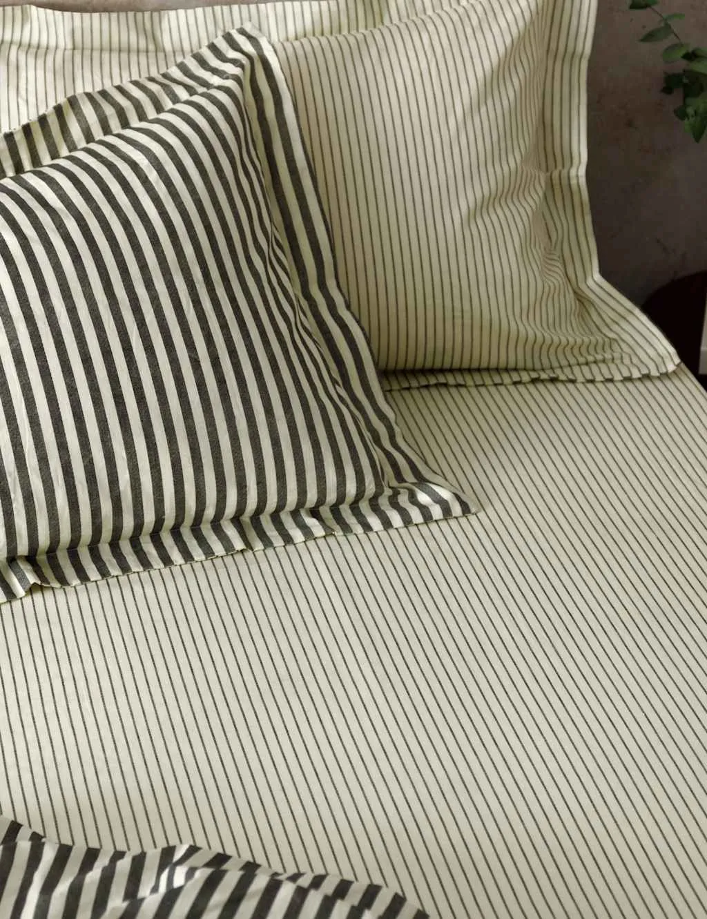 YARD Pure Cotton Hebden Striped Fitted Sheet Black