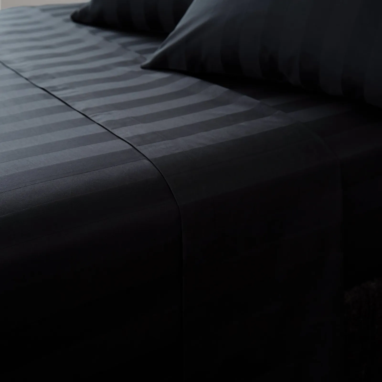 Hotel Egyptian Cotton 230 Thread Count White Stripe Flat Sheet Black