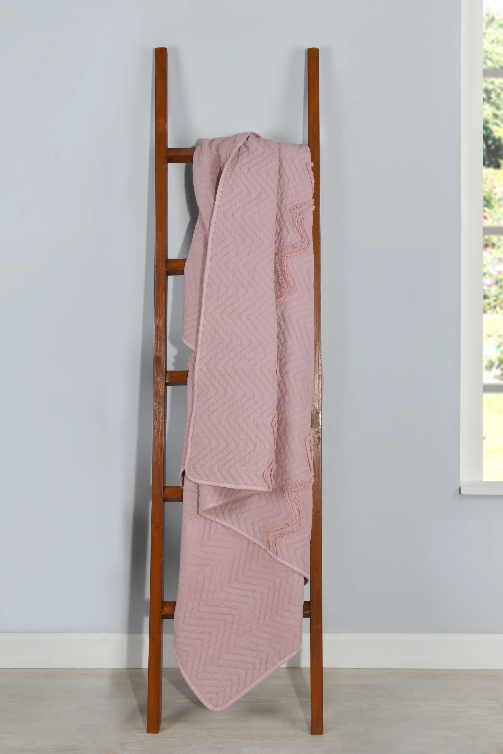 Smart Living Luxurious Zig-Zag Polyester Bedspread - Soft, Stylish, & Durable in Dusty Pink