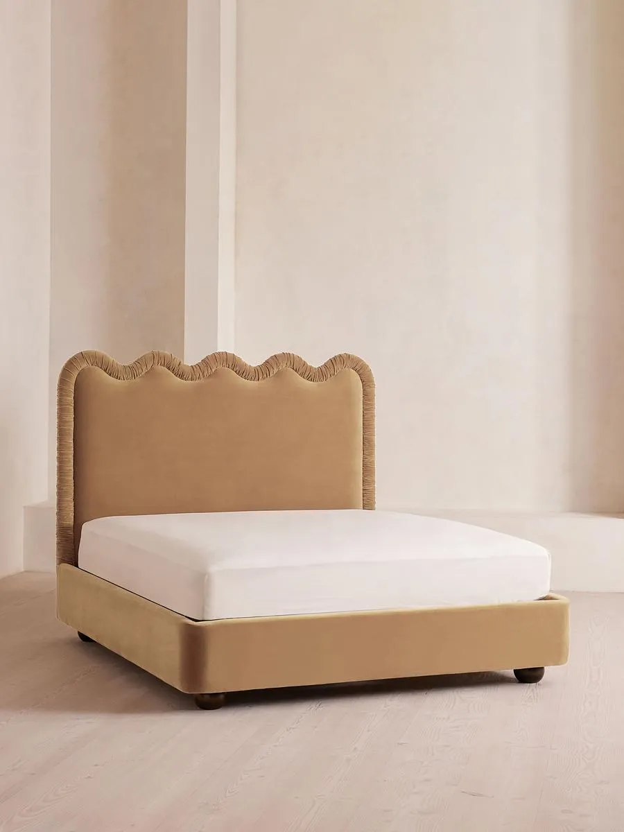 Tristan Bed, Emperor, Velvet, Camel