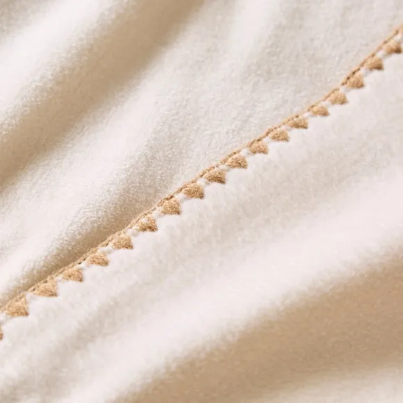 Blanket Stitch Edge Supersoft Throw 2