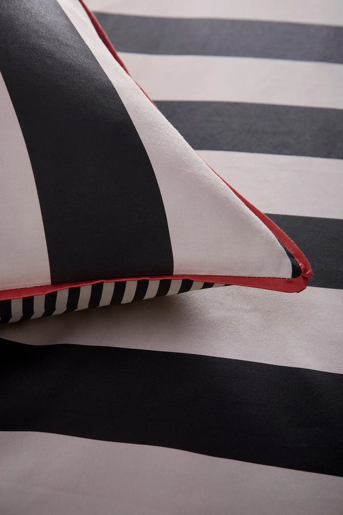 Laurence Llewelyn-Bowen 'Festivo Circus Stripe' Striped Print 100% Cotton Duvet Cover Set in Black 3