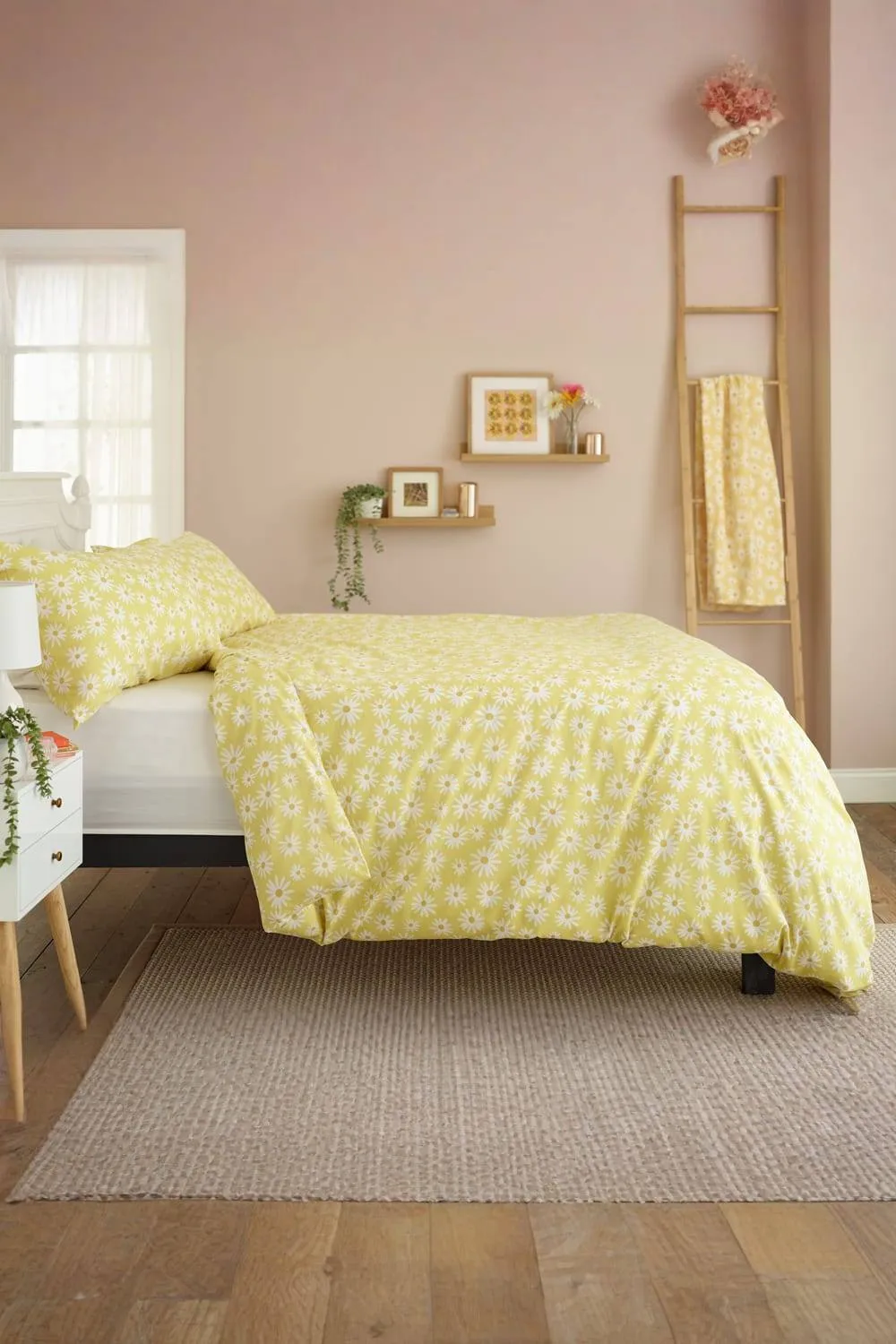 Deyongs Lazy Daisy Duvet Set in Printed Flower Design in Yellow 2