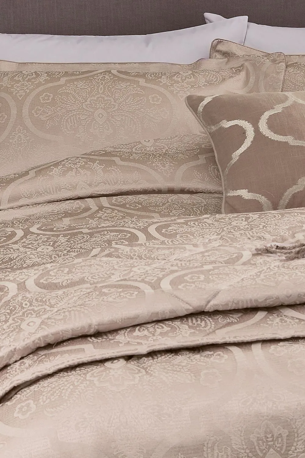 1951 'Reza' Jacquard Throw in Pink
