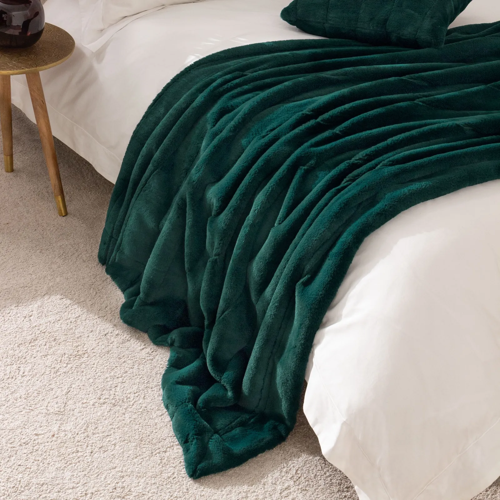 Paoletti Empress Alaskan Faux Fur Throw in Emerald