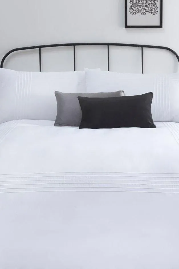 Serene 'Amalfi' Pin Tuck Duvet Cover Set in White