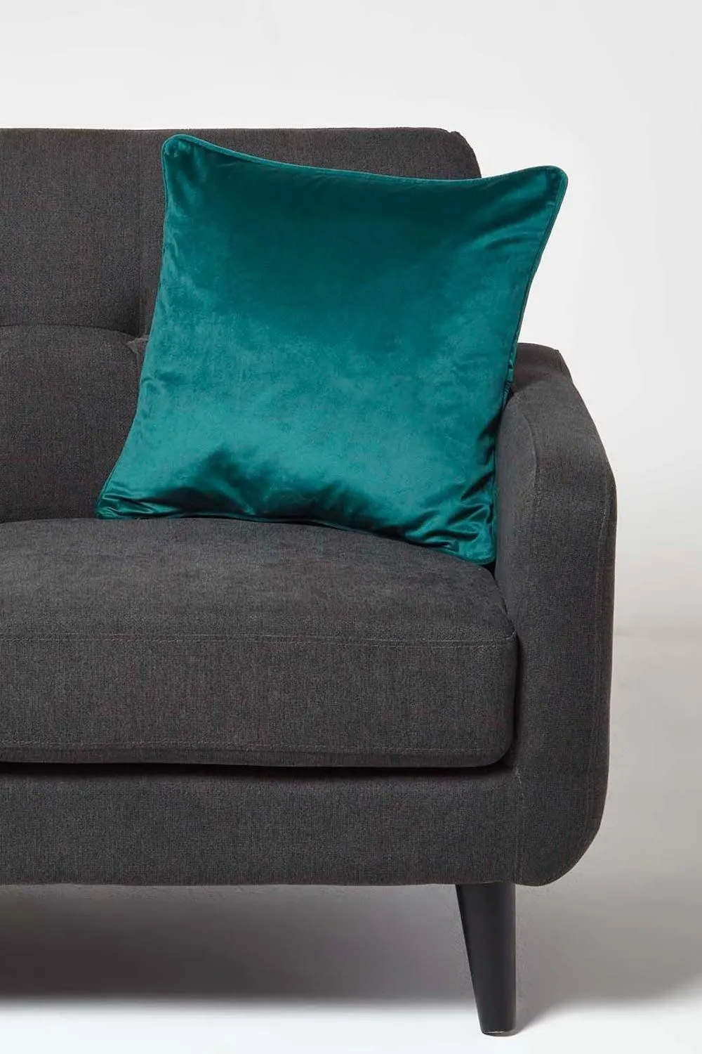 Homescapes Filled Velvet Cushion with Piped Edge 46 x 46 cm in Green 2
