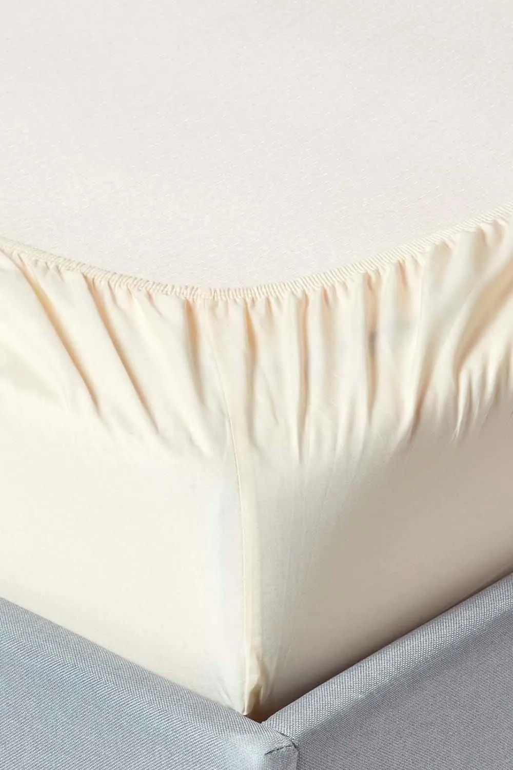 Homescapes Egyptian Cotton Deep Fitted Sheet 18 inch 200 Thread Count in Cream 2