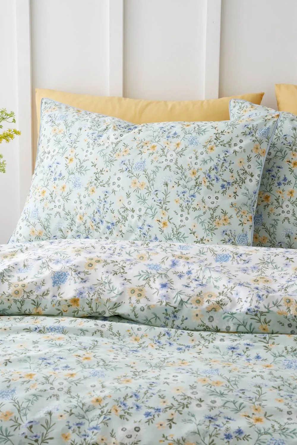 Bianca 'Ditsy Floral' 200 Thread Count Cotton Reversible Duvet Cover Set in Green 3