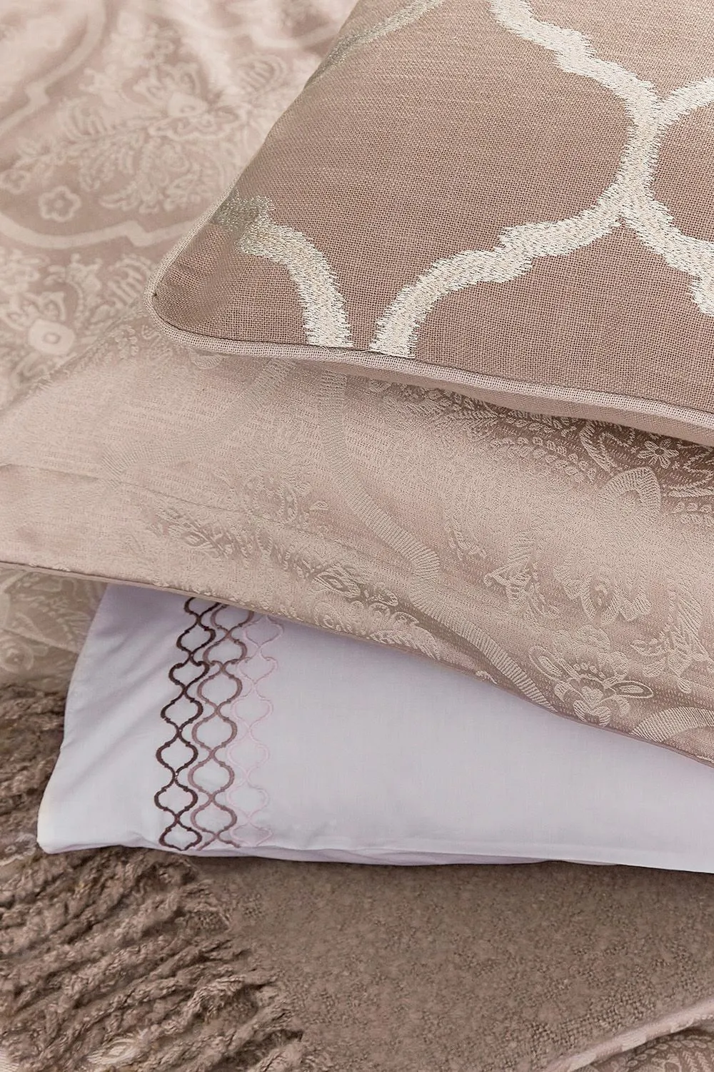 1951 'Reza' Jacquard Standard Pillowcase Pair in Pink
