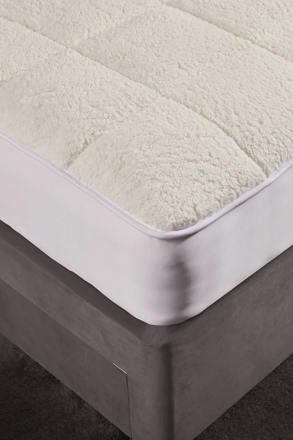 The Linen Consultancy 'TLC 5 Star Hotel Concept' Teddy Soft Fleece Mattress Protector in Cream