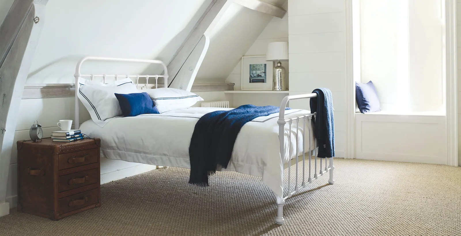 Oliver Bed, Double - Porcelain White