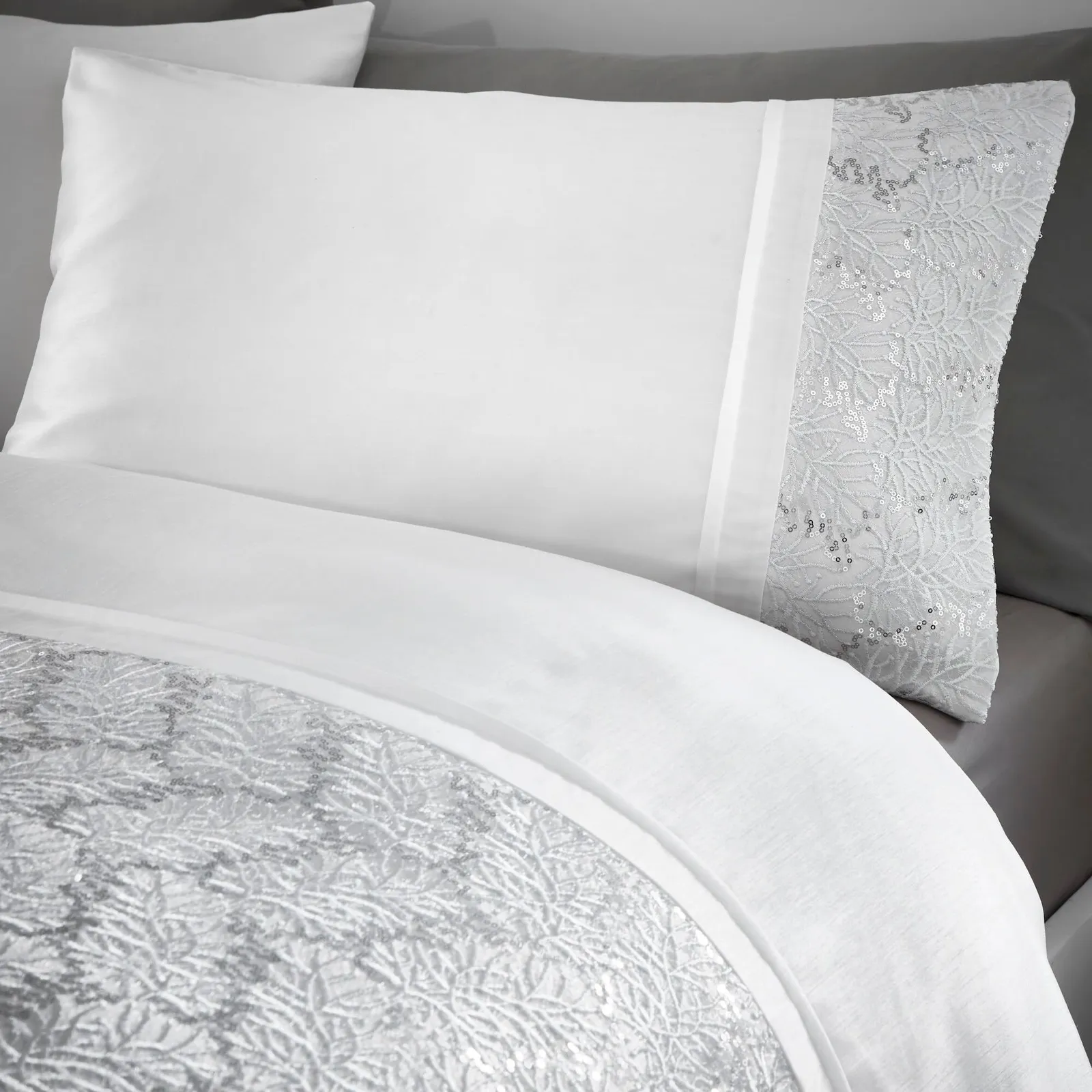 Portfolio Home Rouen Duvet Cover Set in White 2