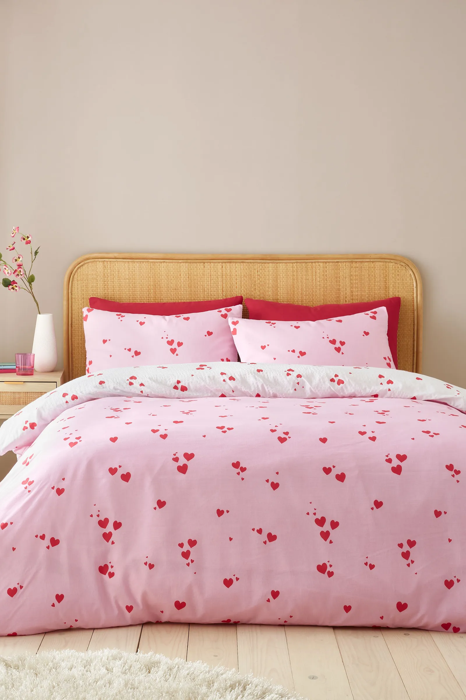 Catherine Lansfield 'Seersucker Heart' Duvet Cover Set in White 2