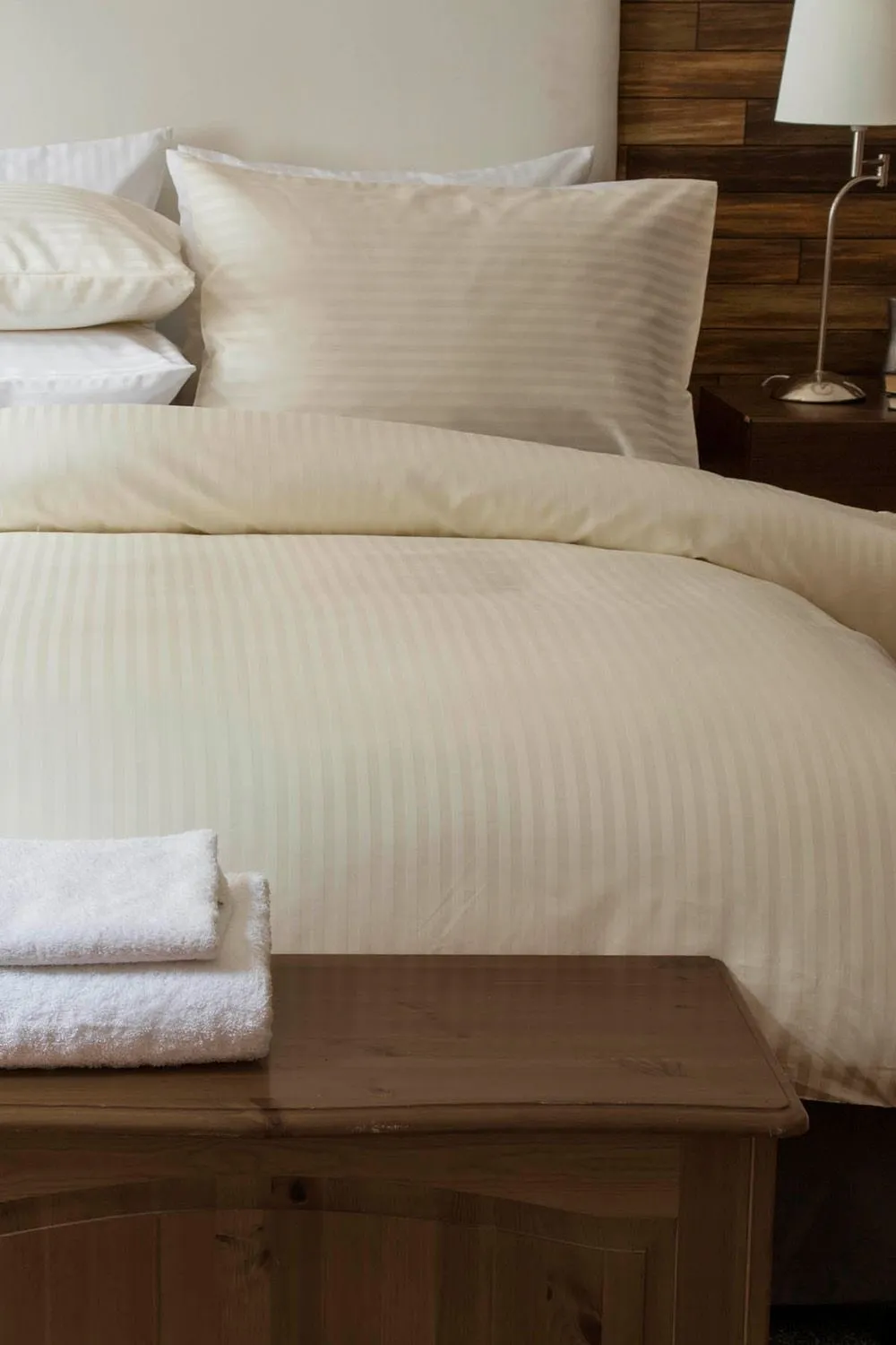 Belledorm Hotel Suite Satin Stripe 540 Thread Count Duvet Cover Set in Ivory 1