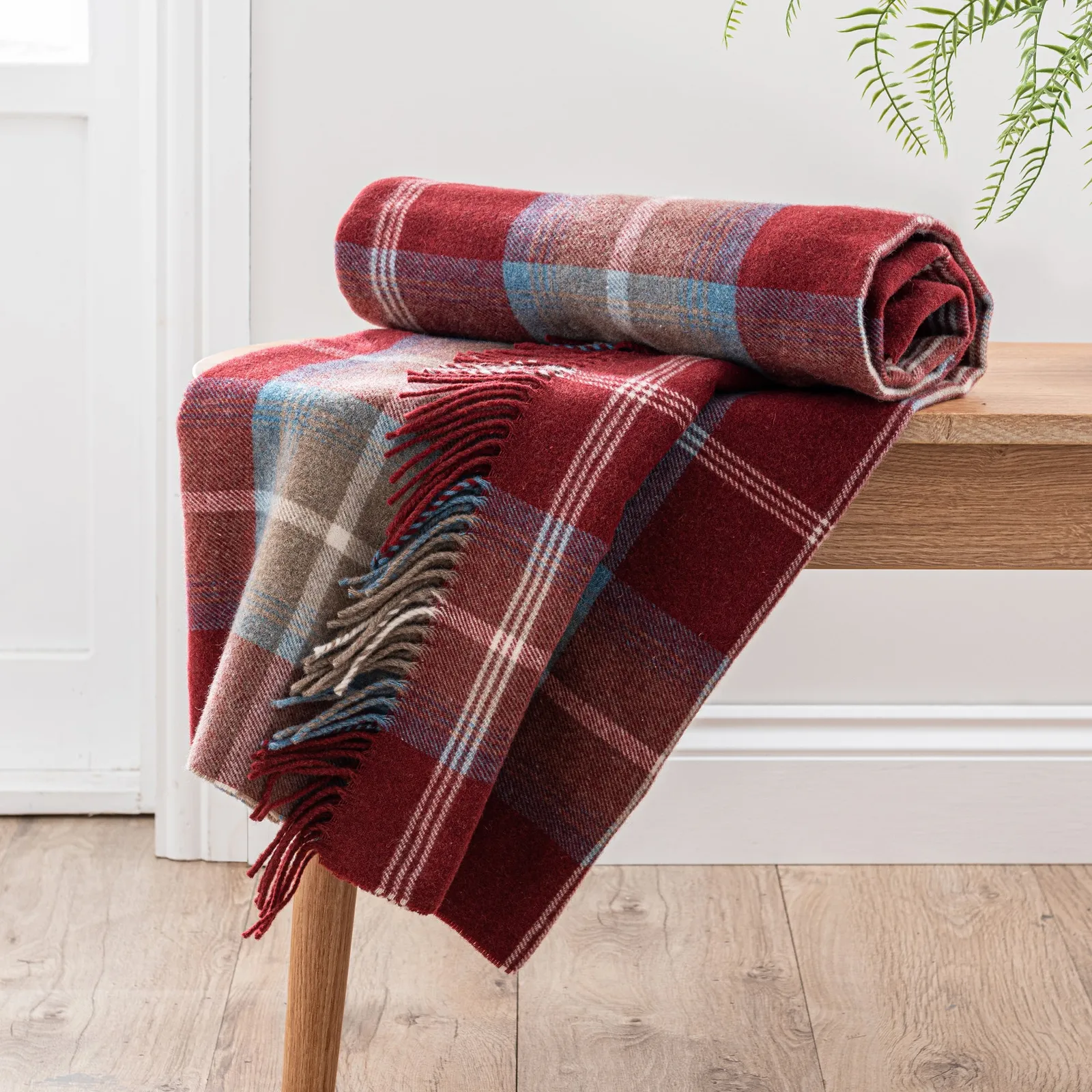 Oswald Red Throw Red/White