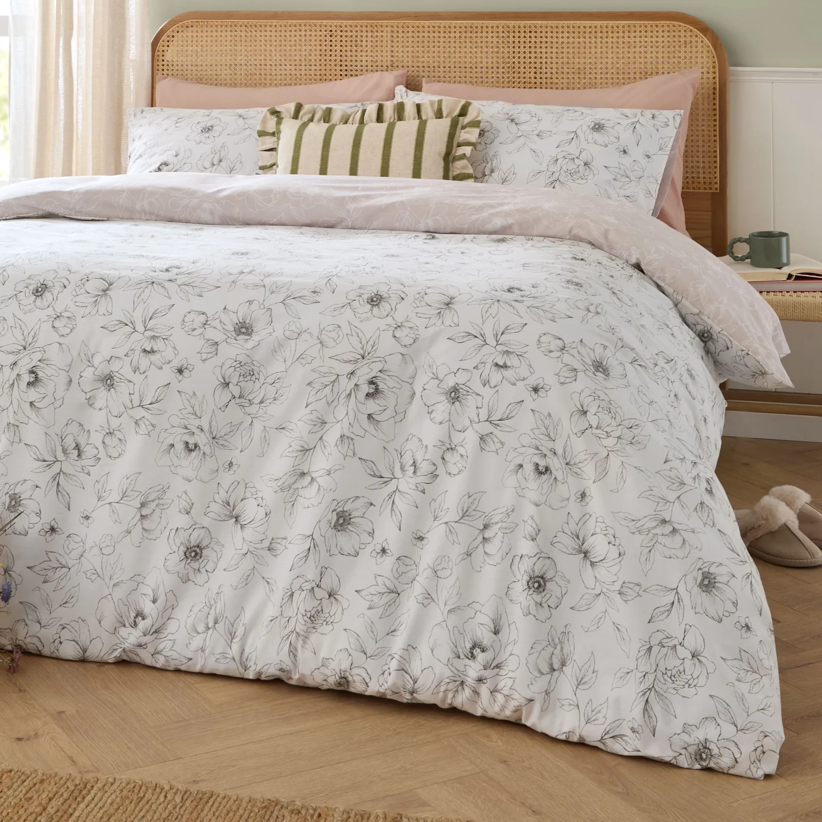 Wylder Bella Reversible Floral Duvet Cover Set in Natural 3