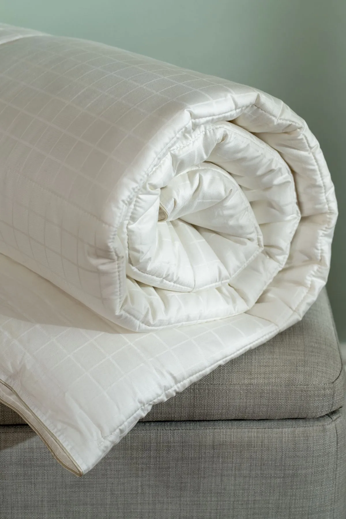 Soak&Sleep 4.5 Tog Soft As Down with Silk Duvet in White 3