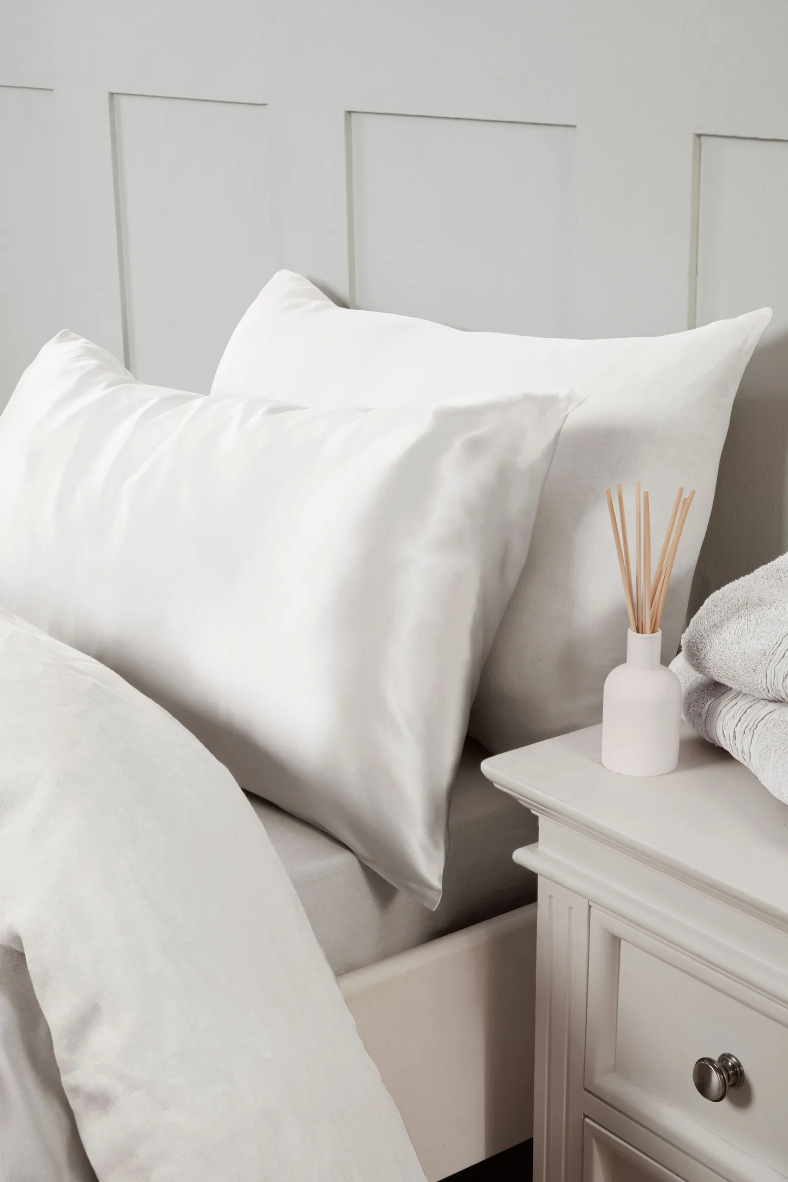 Silky Silks 100% Mulberry Silk Standard Pillowcase in White
