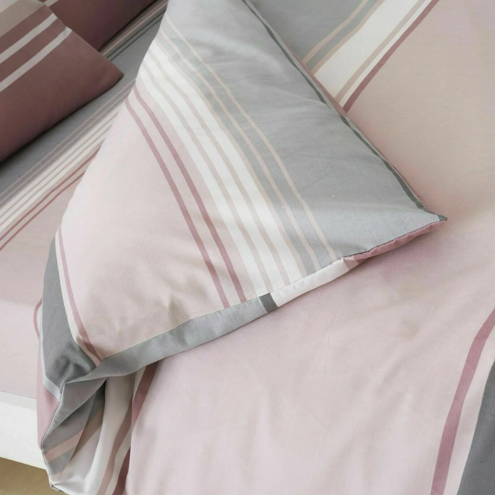Smart Living Printed Polycotton Moxie Duvet Cover With Pillowcases in Pink 2
