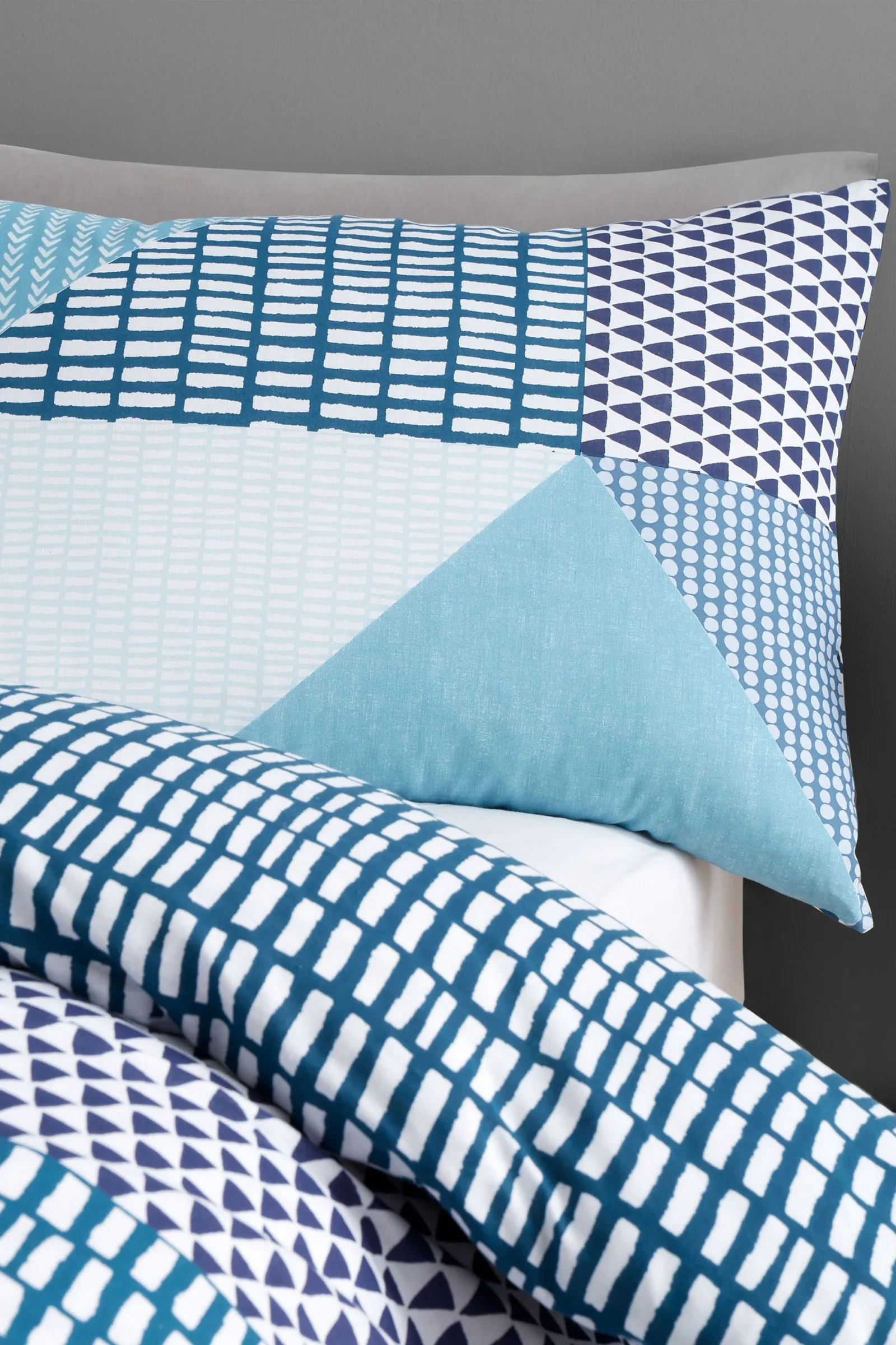 Catherine Lansfield 'Larsson Geo' Duvet Set in Teal 2