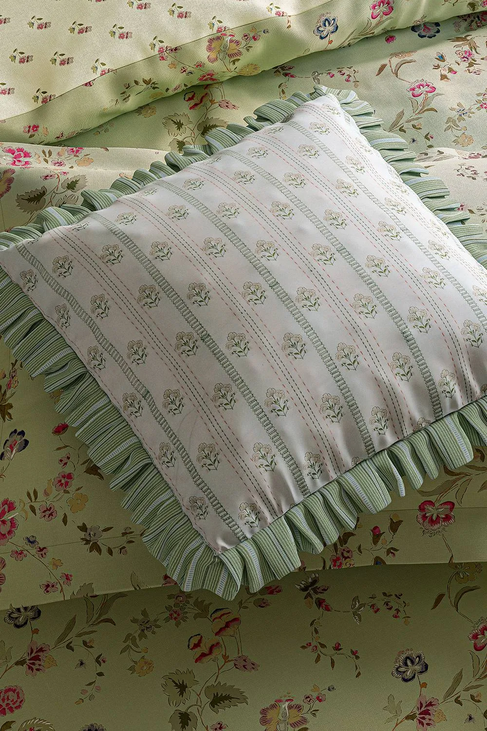 Sanderson 'Nectar Fields' Cotton Duvet Cover Set in Green 5